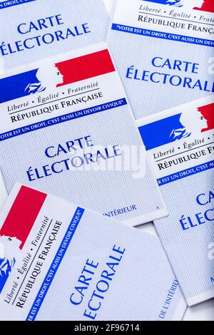 Cartes électorales françaises. Chaque électeur français reçoit une carte lui permettant de voter aux élections en France Banque D'Images
