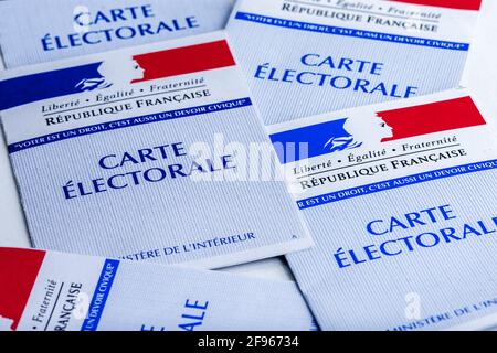 Cartes électorales françaises. Chaque électeur français reçoit une carte lui permettant de voter aux élections en France Banque D'Images