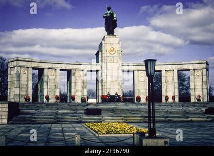 Le mémorial soviétique des soldats tombés pendant la guerre contre l'Allemagne nazie de Tiergarten en 1990 est toujours gardé par les soldats de l'Armée rouge Banque D'Images