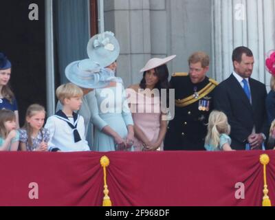 Des membres de la famille royale, dont la duchesse de Cambridge, le duc de Sussex et la duchesse de Sussex, attendent l'arrivée de la reine au palais de Buckingham à la suite de la cérémonie de la Trooping la couleur à Londres. Meghan Markle, Prince Harry, Catherine Middleton, Kate Middleton 9 juin 2018. Veuillez par ligne : Vantagenews.com Banque D'Images