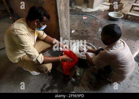 New Delhi, New Delhi, Inde. 16 avril 2021. Le travailleur recueille des restes de personnes qui meurent à cause de la COVID-19 après la crémation à Nigambodh Ghat crématorium le 16 avril 2021 à New Delhi, Inde. L'Inde a enregistré un nombre record de 2 17,353 cas quotidiens de coronavirus, car de nombreux États ont été confrontés à des pénuries de lits d'hôpitaux, d'oxygène, de médicaments et de doses de vaccins. 1,185 personnes mourant de Covid au cours des 24 dernières heures ont poussé le nombre de morts du pays à 1, 74,308. Credit: Vijay Pandey/ZUMA Wire/Alay Live News Banque D'Images