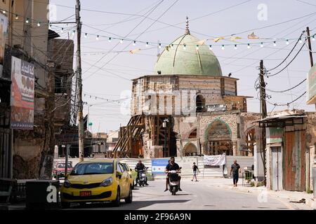 Mossoul, Irak. 16 avril 2021. Un homme à moto près de la mosquée Al-Nuri. La mosquée Al-Nuri a été construite en 1,172 et qui comprend également le minaret Al-Hadba, est actuellement en cours de reconstruction dans son ancienne conception par l'UNESCO après qu'elle ait été détruite pendant la guerre contre l'EI (État islamique d'Irak et de Syrie). La mosquée a une signification symbolique pour l'EI, comme son chef, Abu Bakr al-Baghdadi, a déclaré le soi-disant califat de l'intérieur de la mosquée. (Photo par Ismael Adnan/SOPA Images/Sipa USA) crédit: SIPA USA/Alay Live News Banque D'Images