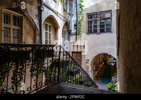 Ancien bâtiment, vieilles fenêtres, cour, rambarde en fer forgé Banque D'Images