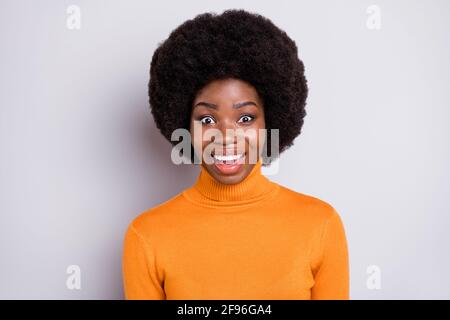 Portrait d'attrayant stonished curly coiffure sombre peau dame ouverte la bouche ne peut pas croire isolée sur fond gris Banque D'Images