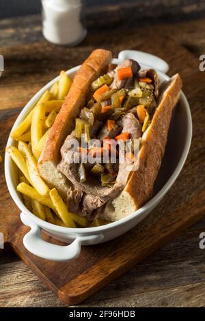 Sandwich au bœuf italien de Chicago fait maison avec Giardanarra et frites Banque D'Images