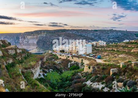 Vue nocturne de Xlendi, Gozo, Malte Banque D'Images