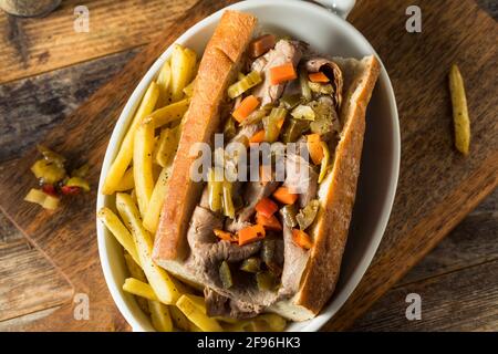 Sandwich au bœuf italien de Chicago fait maison avec Giardanarra et frites Banque D'Images