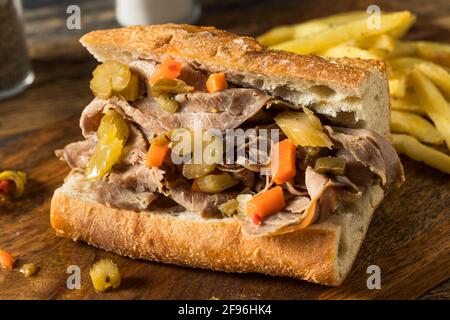 Sandwich au bœuf italien de Chicago fait maison avec Giardanarra et frites Banque D'Images