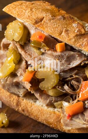 Sandwich au bœuf italien de Chicago fait maison avec Giardanarra et frites Banque D'Images