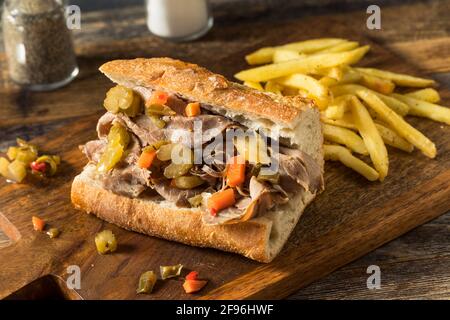 Sandwich au bœuf italien de Chicago fait maison avec Giardanarra et frites Banque D'Images