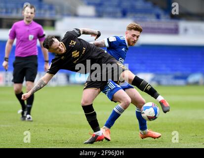 Josh McEachran de Milton Keynes dons et Teddy Bishop de Ipswich Town - Ipswich Town / Milton Keynes dons, Sky Bet League One, Portman Road, Ipswich, Royaume-Uni - 10 avril 2021 usage éditorial seulement - restrictions DataCo applicables Banque D'Images