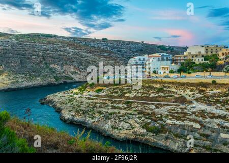 Vue nocturne de Xlendi, Gozo, Malte Banque D'Images