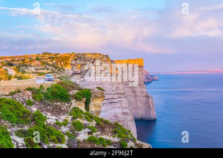 Vue au coucher du soleil sur les falaises de Ta Cenc à Gozo, Malte Banque D'Images