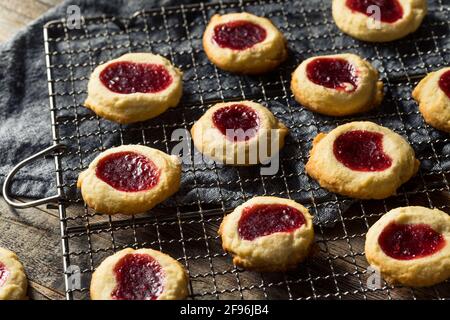 Biscuits faits maison à l'imprimé mûres de fraise, prêts à manger Banque D'Images