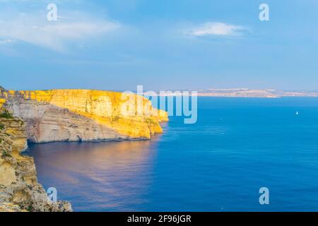 Vue au coucher du soleil sur les falaises de Ta Cenc à Gozo, Malte Banque D'Images