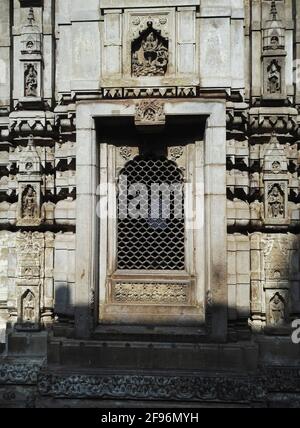 Varanasi, Inde - 01 novembre 2016 : ancien mur du temple en pierre avec sculpture et motif de dieu antique. Uttar pradesh. Banque D'Images