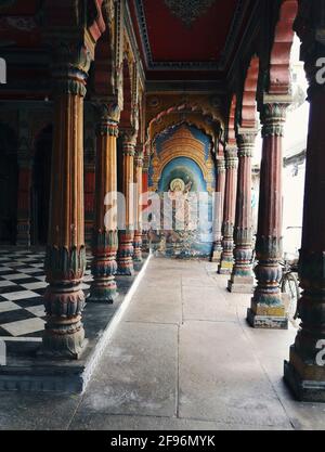 Varanasi, Inde - 01 novembre 2016 : intérieur d'un ancien temple hindou vide avec un design sculpté en pierre, des piliers avec un sol en marbre de damier et un imag Banque D'Images