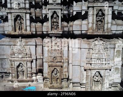 Varanasi, Inde - 01 novembre 2016 : ancien mur du temple en pierre avec sculpture et motif de dieu antique. Uttar pradesh. Banque D'Images