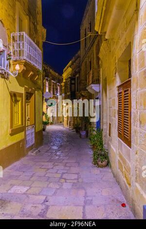 Vue nocturne d'une rue étroite à Birgu, Malte Banque D'Images