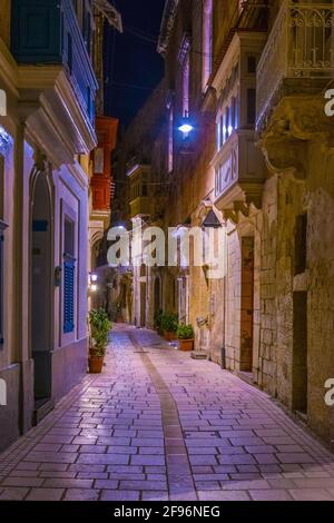 Vue nocturne d'une rue étroite à Birgu, Malte Banque D'Images