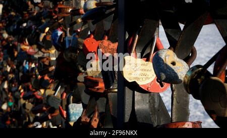 Des cadenas d'amour se trouvent dans les casiers du pont en Russie. Les gens ont placé des cadenas sur la clôture symbolise toujours l'amour. Banque D'Images