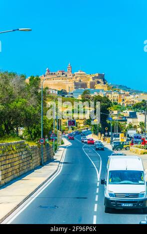 Vue sur une rue étroite menant à la citadelle de Victoria, Gozo, Malte Banque D'Images