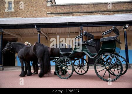 La voiture du duc d'Édimbourg et ses deux poneys tombés, Balmoral Nevis et Notlaw Storm, photographiés au château de Windsor, Berkshire. L'amour du duc pour la conduite en calèche doit être un élément central de ses funérailles de samedi, lorsque la calèche et les poneys seront présents avec deux de ses marié dans le Quadrangle du château de Windsor pendant la procession. Le chariot à quatre roues a été conçu par le duc d'Édimbourg il y a huit ans. Notlaw Storm et Balmoral Nevis, nés en 2008, sont tous deux des poneys en voie de disparition. Balmoral Nevis a été élevé par la Reine. Date de publication : vendredi 15 avril 2021. Banque D'Images