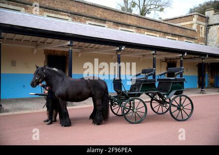 La voiture du duc d'Édimbourg et ses deux poneys tombés, Balmoral Nevis et Notlaw Storm, photographiés au château de Windsor, Berkshire. L'amour du duc pour la conduite en calèche doit être un élément central de ses funérailles de samedi, lorsque la calèche et les poneys seront présents avec deux de ses marié dans le Quadrangle du château de Windsor pendant la procession. Le chariot à quatre roues a été conçu par le duc d'Édimbourg il y a huit ans. Notlaw Storm et Balmoral Nevis, nés en 2008, sont tous deux des poneys en voie de disparition. Balmoral Nevis a été élevé par la Reine. Date de publication : vendredi 15 avril 2021. Banque D'Images