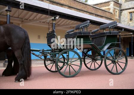 La voiture du duc d'Édimbourg et ses deux poneys tombés, Balmoral Nevis et Notlaw Storm, photographiés au château de Windsor, Berkshire. L'amour du duc pour la conduite en calèche doit être un élément central de ses funérailles de samedi, lorsque la calèche et les poneys seront présents avec deux de ses marié dans le Quadrangle du château de Windsor pendant la procession. Le chariot à quatre roues a été conçu par le duc d'Édimbourg il y a huit ans. Notlaw Storm et Balmoral Nevis, nés en 2008, sont tous deux des poneys en voie de disparition. Balmoral Nevis a été élevé par la Reine. Date de publication : vendredi 15 avril 2021. Banque D'Images