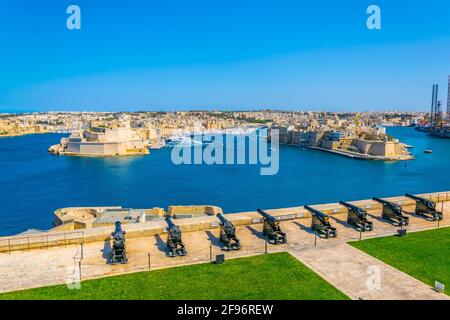 Batterie de saling faisant face à la ville de Birgu avec fort St. Angelo et Senglea à la Valette, Malte Banque D'Images