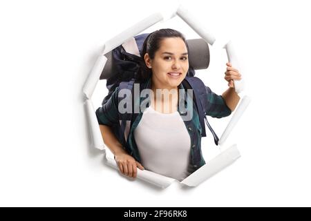 Une femelle routard à travers un trou de papier isolé sur le blanc arrière-plan Banque D'Images