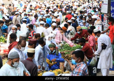 Dhaka, Bangladesh. 16 avril 2021. Le peuple bangladais trônait un marché de vacances sans se soucier de la distanciation sociale, cruciale dans la propagation de la COVID-19.les shatters du Bangladesh enregistrent à nouveau 101 décès ont été signalés en 24 heures. (Photo de MD Manik/SOPA Images/Sipa USA) crédit: SIPA USA/Alay Live News Banque D'Images