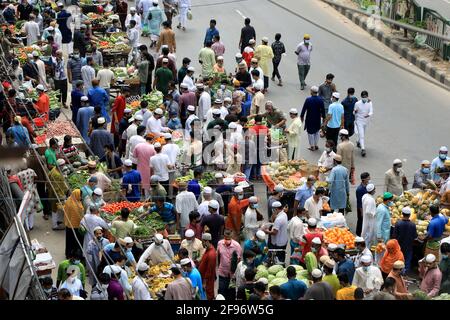 Dhaka, Bangladesh. 16 avril 2021. Le peuple bangladais trônait un marché de vacances sans se soucier de la distanciation sociale, cruciale dans la propagation de la COVID-19.les shatters du Bangladesh enregistrent à nouveau 101 décès ont été signalés en 24 heures. (Photo de MD Manik/SOPA Images/Sipa USA) crédit: SIPA USA/Alay Live News Banque D'Images