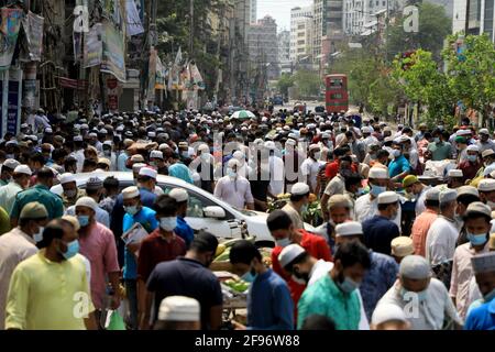 Dhaka, Bangladesh. 16 avril 2021. Le peuple bangladais trônait un marché de vacances sans se soucier de la distanciation sociale, cruciale dans la propagation de la COVID-19.les shatters du Bangladesh enregistrent à nouveau 101 décès ont été signalés en 24 heures. (Photo de MD Manik/SOPA Images/Sipa USA) crédit: SIPA USA/Alay Live News Banque D'Images