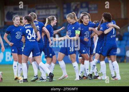 LONDRES, ROYAUME-UNI. 16 AVRIL : l'équipe de Chelsea célèbre après avoir obtenu son score lors de la coupe féminine 2020-21 de la FA entre Chelsea FC et London City à Kingsmeadow. Banque D'Images