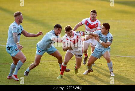 Le Tommy Makinson de St Helens (au centre) est abordé lors du match de la Super League de Betfred au stade Totally Wicked, St Helens. Date de la photo: Vendredi 16 avril 2021. Banque D'Images