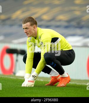 Jordan Pickford, gardien de but d'Everton, se réchauffe avant le match de la Premier League à Goodison Park, Liverpool. Date de la photo: Vendredi 16 avril 2021. Banque D'Images