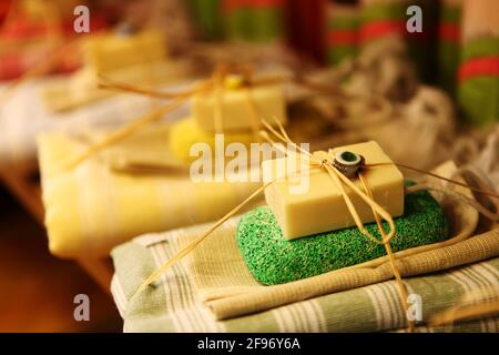 Istanbul, Turquie : savon naturel turc à l'huile d'olive, pierre ponce et serviette de bain en coton enveloppés ensemble en vente dans un magasin vendant des produits de hamam turc Banque D'Images