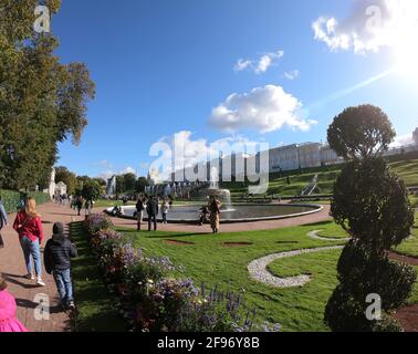 Château de Peterhof, avec ses jardins et ses fontaines et ses canaux d'eau Banque D'Images
