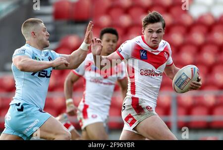 St Helens' Jack Welsby (à droite) est affronté lors du match de la Super League de Betfred au stade de la totalement Wicked, St Helens. Date de la photo: Vendredi 16 avril 2021. Banque D'Images