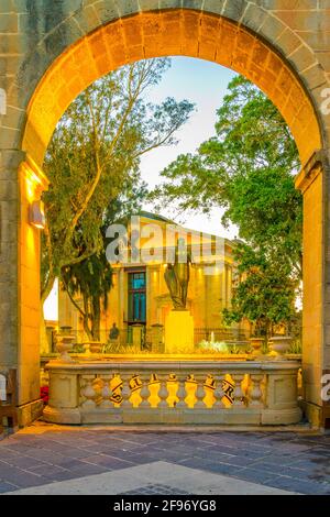 Vue de nuit sur les jardins de la partie supérieure du barrakka à la Valette, Malte Banque D'Images