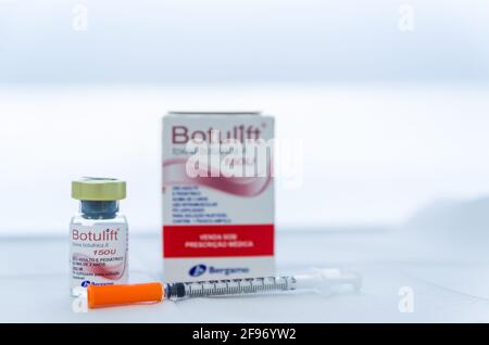 Porto Alegre , Brésil, 10 - 2021 avril : flacon de médecine en verre Botulift, seringue de toxine botulinique, hualuronique, collagène ou grippe sur fond blanc Banque D'Images