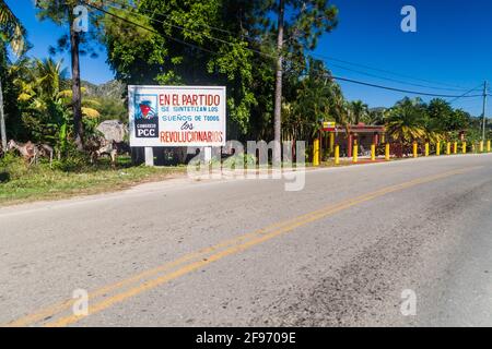 VINALES, CUBA - 18 FÉVRIER 2016 : affiche de propagande près du village de Vinales, Cuba. Il dit: Les rêves de tous les révolutionnaires sont synthétisés dans la Pa Banque D'Images