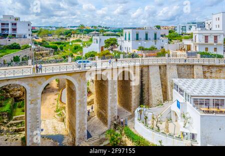 Vue sur un célèbre pont de la ville italienne de Polignano Une Mare Banque D'Images