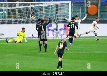 Jordan Veretout of Roma marque le but annulé par l'arbitre lors de l'UEFA Europa League, quart de finale, 2ème match de football entre AS Roma et AFC Ajax le 15 avril 2021 au Stadio Olimpico à Rome, Italie - photo Federico Proietti / DPPI Banque D'Images