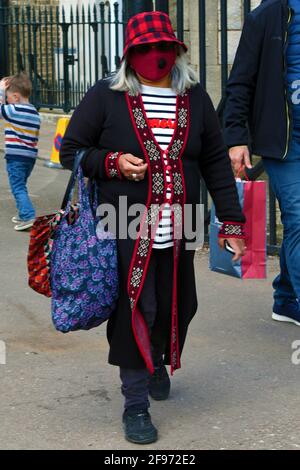 Windsor, Royaume-Uni, 16 avril 2020 Château de Windsor rempli de touristes ainsi que de préparatifs pour les funérailles du prince Phillip, duc d'Édimbourg. Credit: JOHNNY ARMSTEAD/Alamy Live News Banque D'Images