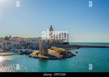 Vue sur la célèbre basilique cattedrala di san nicola pellegrino dans la ville italienne de Trani. Banque D'Images