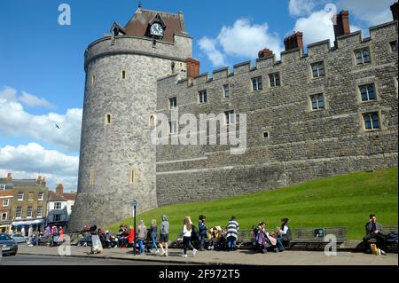 Windsor, Royaume-Uni, 16 avril 2020 Château de Windsor rempli de touristes ainsi que de préparatifs pour les funérailles du prince Phillip, duc d'Édimbourg. Credit: JOHNNY ARMSTEAD/Alamy Live News Banque D'Images