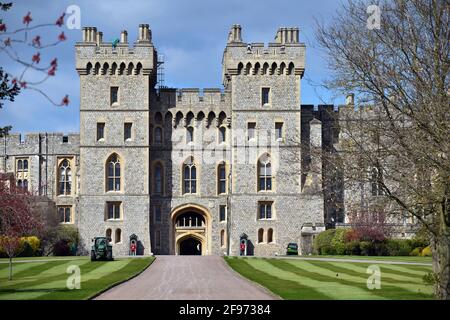 Windsor, Royaume-Uni, 16 avril 2020 Château de Windsor rempli de touristes ainsi que de préparatifs pour les funérailles du prince Phillip, duc d'Édimbourg. Credit: JOHNNY ARMSTEAD/Alamy Live News Banque D'Images