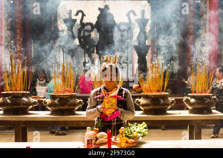 Le quartier chinois de Cholon, avec la Pagode Thien Hau, Chua Ba, il consiste non seulement à reconnaître le chemin du salut du Bouddha comme étant correct, mais aussi à le treading soi-même et à organiser sa vie en paroles et en actions en conséquence. Banque D'Images